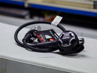 ...mentre sulla destra vi sono delle vetrine all�interno delle quali sono posizionati vari accessori tra cui degli erogatori di ossigeno necessari per le immersioni con le bombole